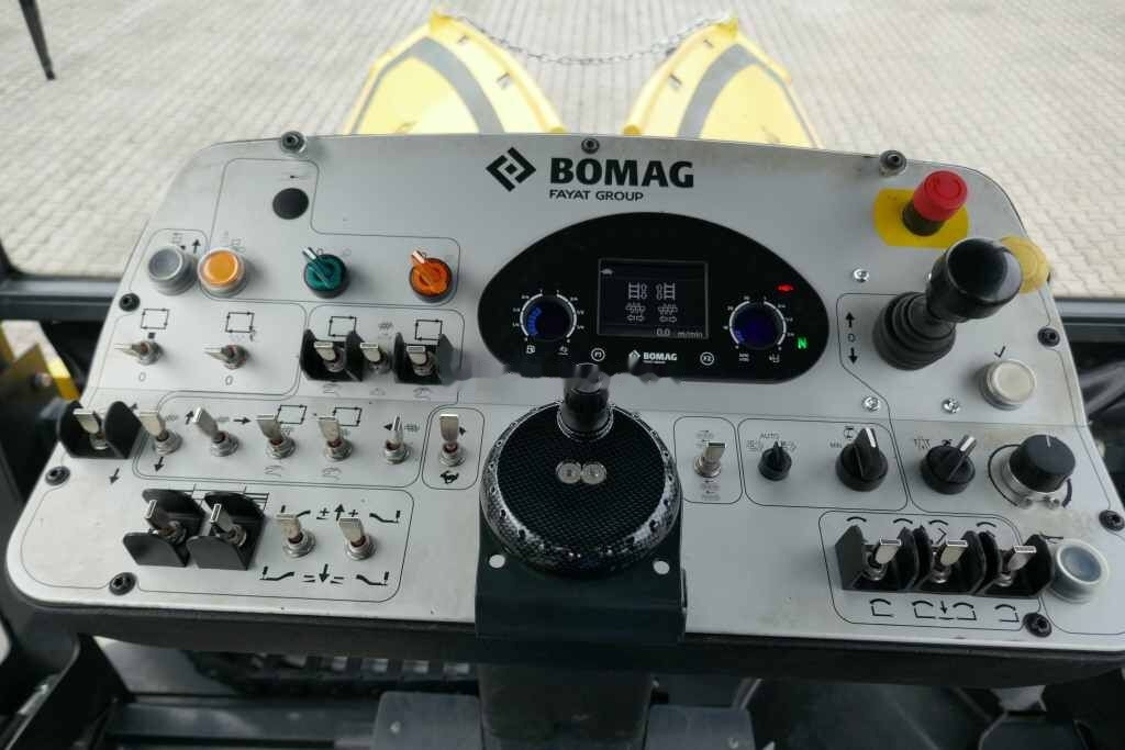 مدادة الأسفلت BOMAG Bomag BF 300C-2 - S340-2: صورة 24