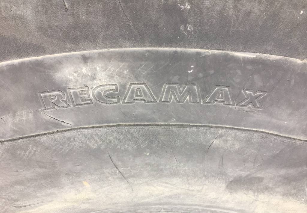 إطارات - آلات البناء Michelin Recamax 23.5R25 smooth tyre: صورة 3