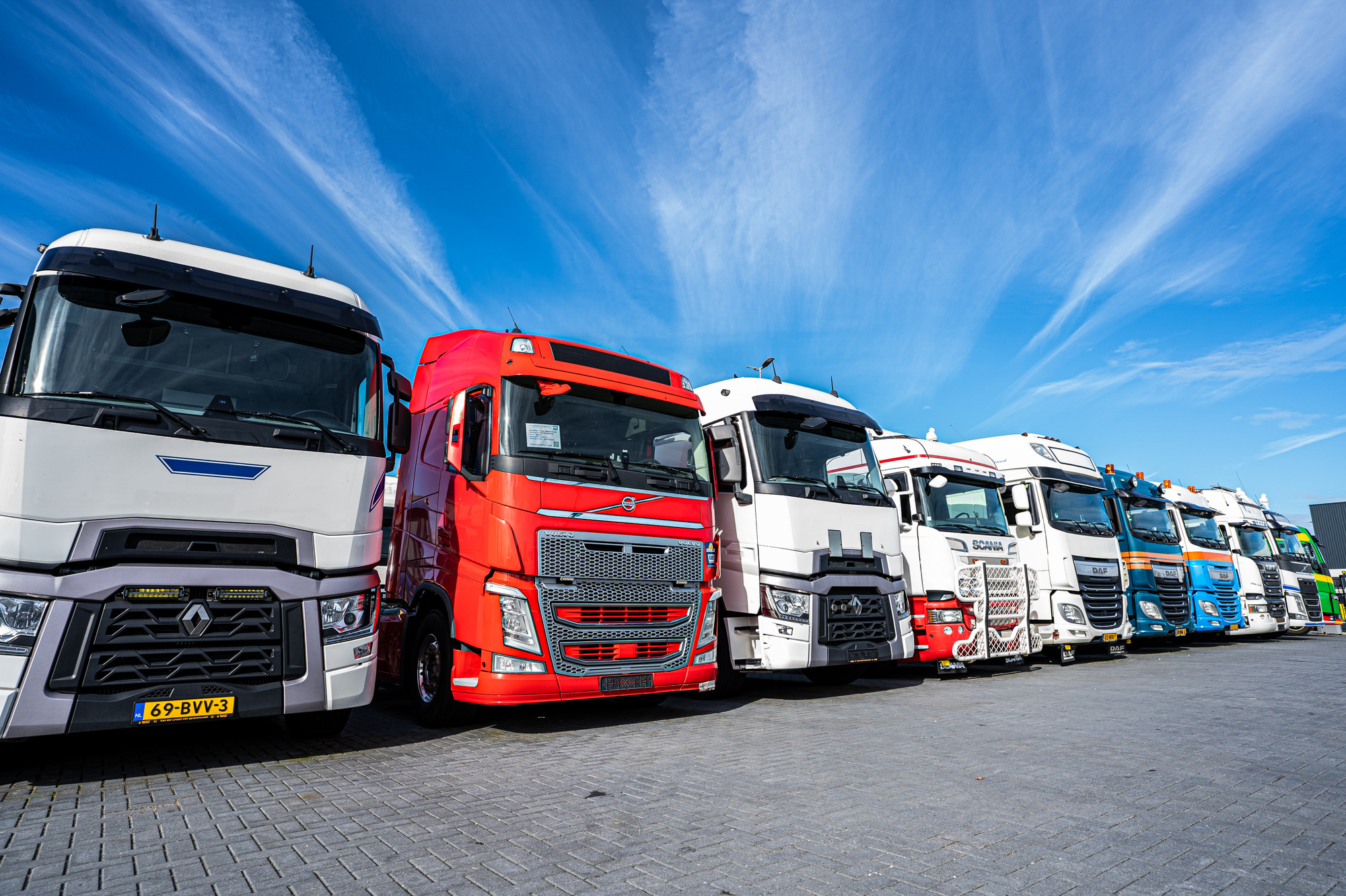 LVS Used TRUCKS - شاحنات - ديزل undefined: صورة 1