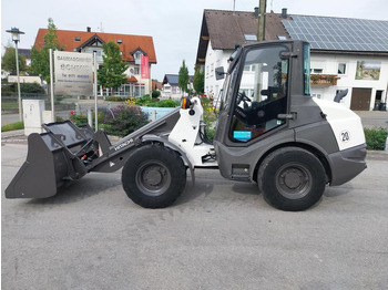 لودر مفصلي صغير CATERPILLAR