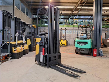 آلة التكديس CATERPILLAR
