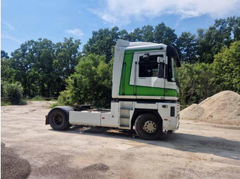 وحدة جر RENAULT Magnum 440