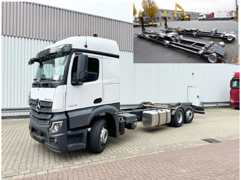 شاحنة ذات خطاف MERCEDES-BENZ Actros 2545