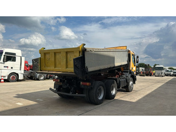 شاحنة قلاب Renault Kerax 385 (POMPE MANUELLE / MANUAL PUMP / 6X4 / LAMES / GRAND PONT): صورة 4