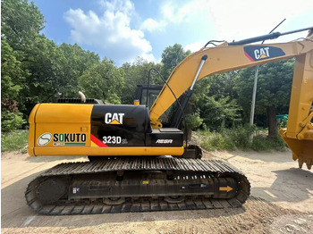 آلات البناء CATERPILLAR 323D