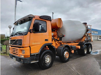 شاحنة خلاطة خرسانة VOLVO FM12