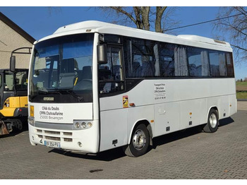 حافلة صغيرة