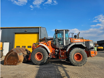اللودر بعجل HITACHI ZW220