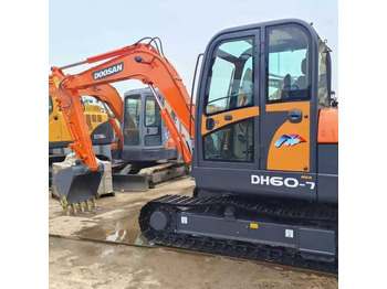 حفار زحاف DOOSAN DH60