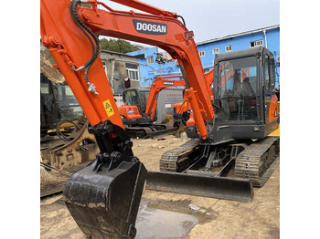 حفار زحاف DOOSAN DX225