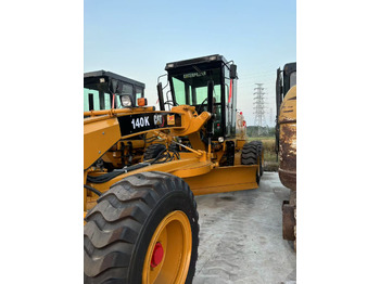 آلات البناء CATERPILLAR 140K