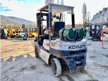 رافعة شوكية تعمل بالغاز KOMATSU Chariot élévateur à gaz FG25T-11E (AVEC PINCE): صورة 2