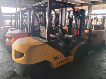 رافعة شوكية ديزل KOMATSU FD30T-17: صورة 3