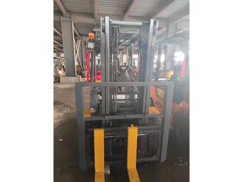 رافعة شوكية ديزل KOMATSU FD30T-17: صورة 2