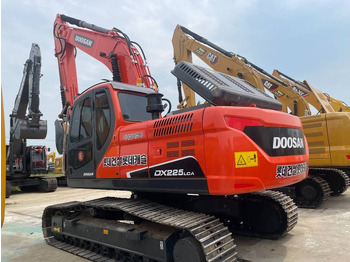 حفار زحاف DOOSAN DX225LCA