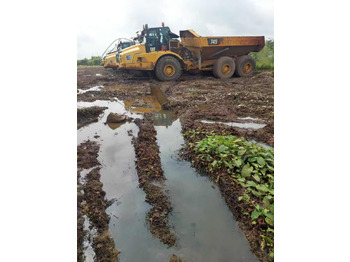 شاحنة قلاب مفصلية