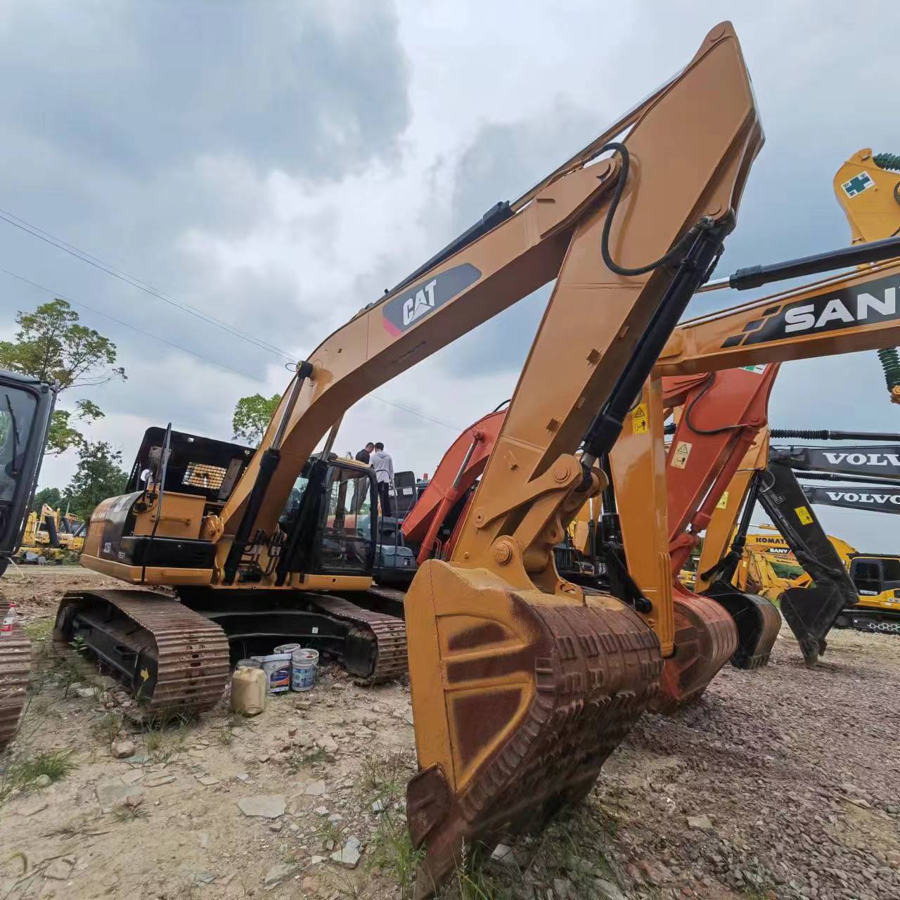 حفار زحاف CATERPILLAR 325D