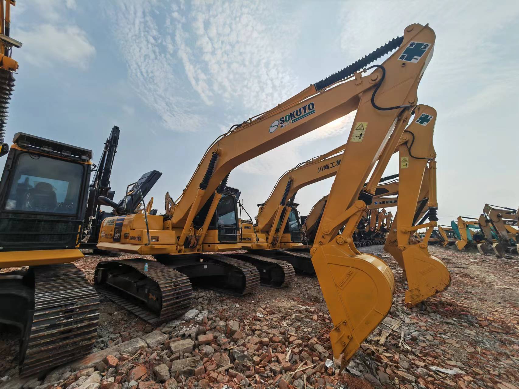 حفار زحاف KOMATSU PC200