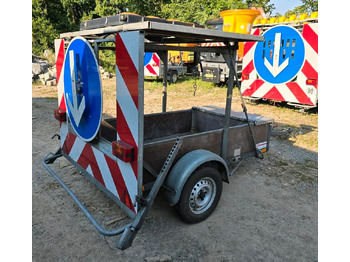 عربة مقطورة Nissen FAT Absperrtafel VZ616 Fahrbare Verkehrsleittafel Verkehrssicherungsanhänger Verkehrsleitanhänger Trebbiner Horizont Sperrwand: صورة 2