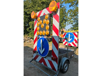 عربة مقطورة Nissen FAT Absperrtafel VZ616 Fahrbare Verkehrsleittafel Verkehrssicherungsanhänger Verkehrsleitanhänger Trebbiner Horizont Sperrwand: صورة 4
