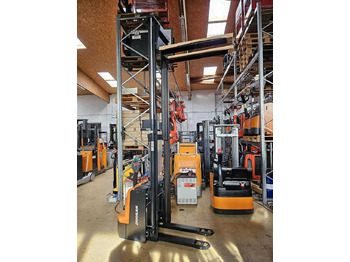 آلة التكديس DOOSAN