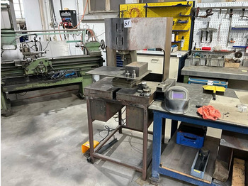 آلة تصنيع المعادن