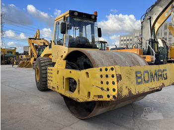 مدحلة BOMAG BW226DH-4: صورة 4