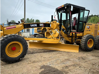 آلات البناء CATERPILLAR 140K
