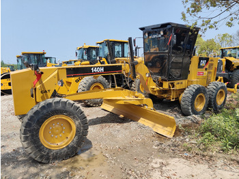 آلات البناء CATERPILLAR