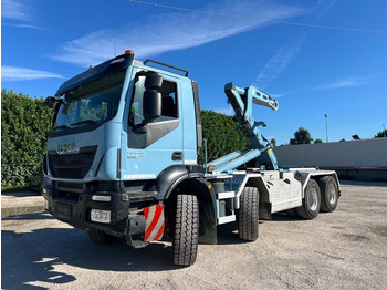 شاحنة ذات خطاف IVECO Trakker