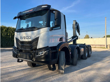 شاحنة ذات خطاف IVECO Trakker