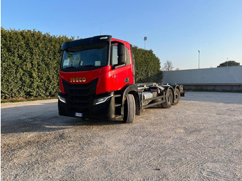 شاحنة ذات خطاف IVECO X-WAY