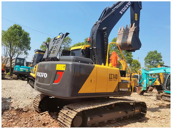 حفار زحاف VOLVO EC140