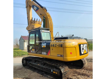 حفار زحاف CATERPILLAR 323