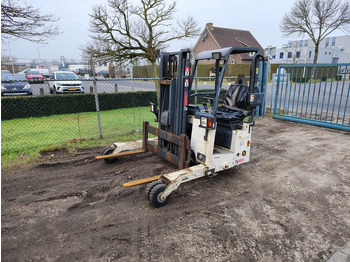 رافعة شوكية مثبتة على شاحنة MOFFETT