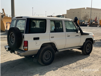 سيارة دفع رباعي 2018 Toyota Land Cruiser LX 76L 4x4 SUV: صورة 3 سيارة دفع رباعي 2018 Toyota Land Cruiser LX 76L 4x4 SUV: صورة 3