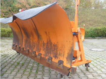 كاسحة ثلوج UNIMOG