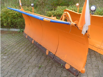 كاسحة ثلوج UNIMOG
