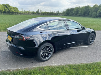 سيارة Tesla Model 3: صورة 4