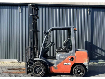 رافعة شوكية ديزل Toyota 8FDF30: صورة 2 رافعة شوكية ديزل Toyota 8FDF30: صورة 2