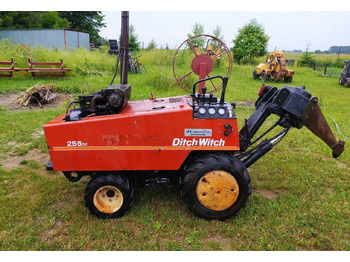 حفارة الخنادق DITCH WITCH