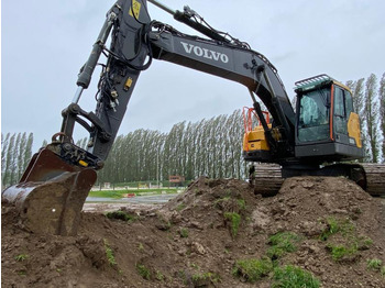 حفار زحاف VOLVO ECR235EL