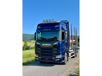 شاحنة قطع الأشجار SCANIA
