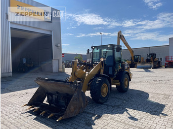 اللودر بعجل CATERPILLAR 906M