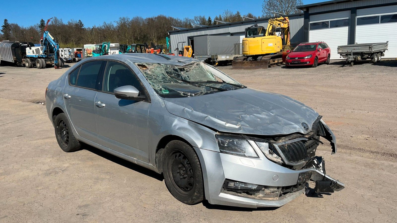 Skoda Octavia Lim. Ambition Unfall - سيارة: صورة 3 Skoda Octavia Lim. Ambition Unfall - سيارة: صورة 3