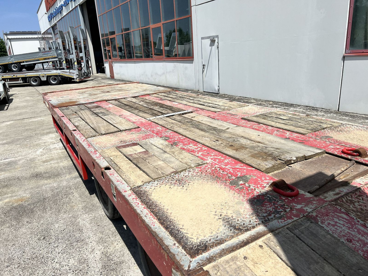 3 Achs Tiefladeranhänger mit gerader Ladefläche - مقطورة مسطحة منخفضة: صورة 4 3 Achs Tiefladeranhänger mit gerader Ladefläche - مقطورة مسطحة منخفضة: صورة 4