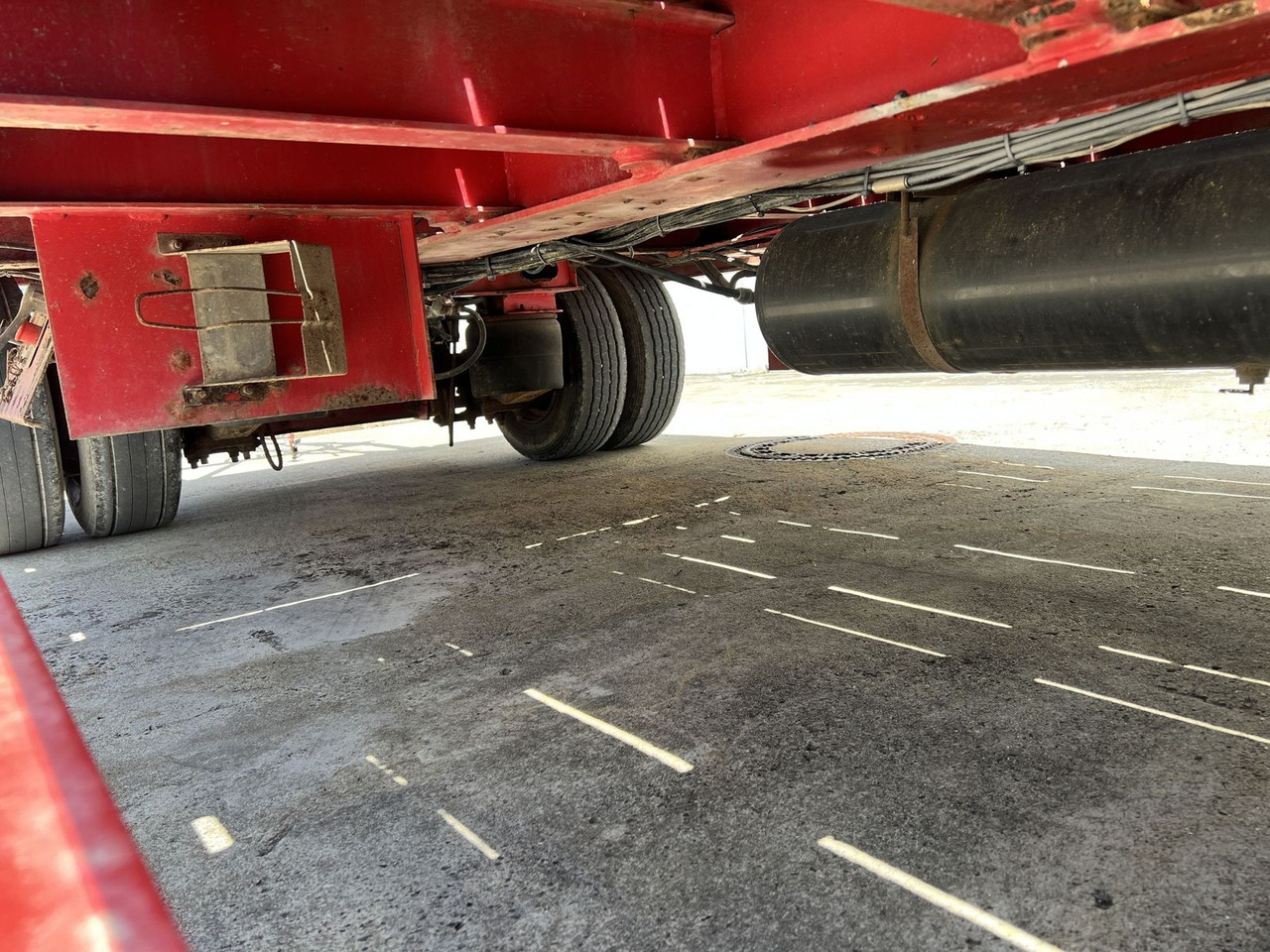 3 Achs Tiefladeranhänger mit gerader Ladefläche - مقطورة مسطحة منخفضة: صورة 5 3 Achs Tiefladeranhänger mit gerader Ladefläche - مقطورة مسطحة منخفضة: صورة 5