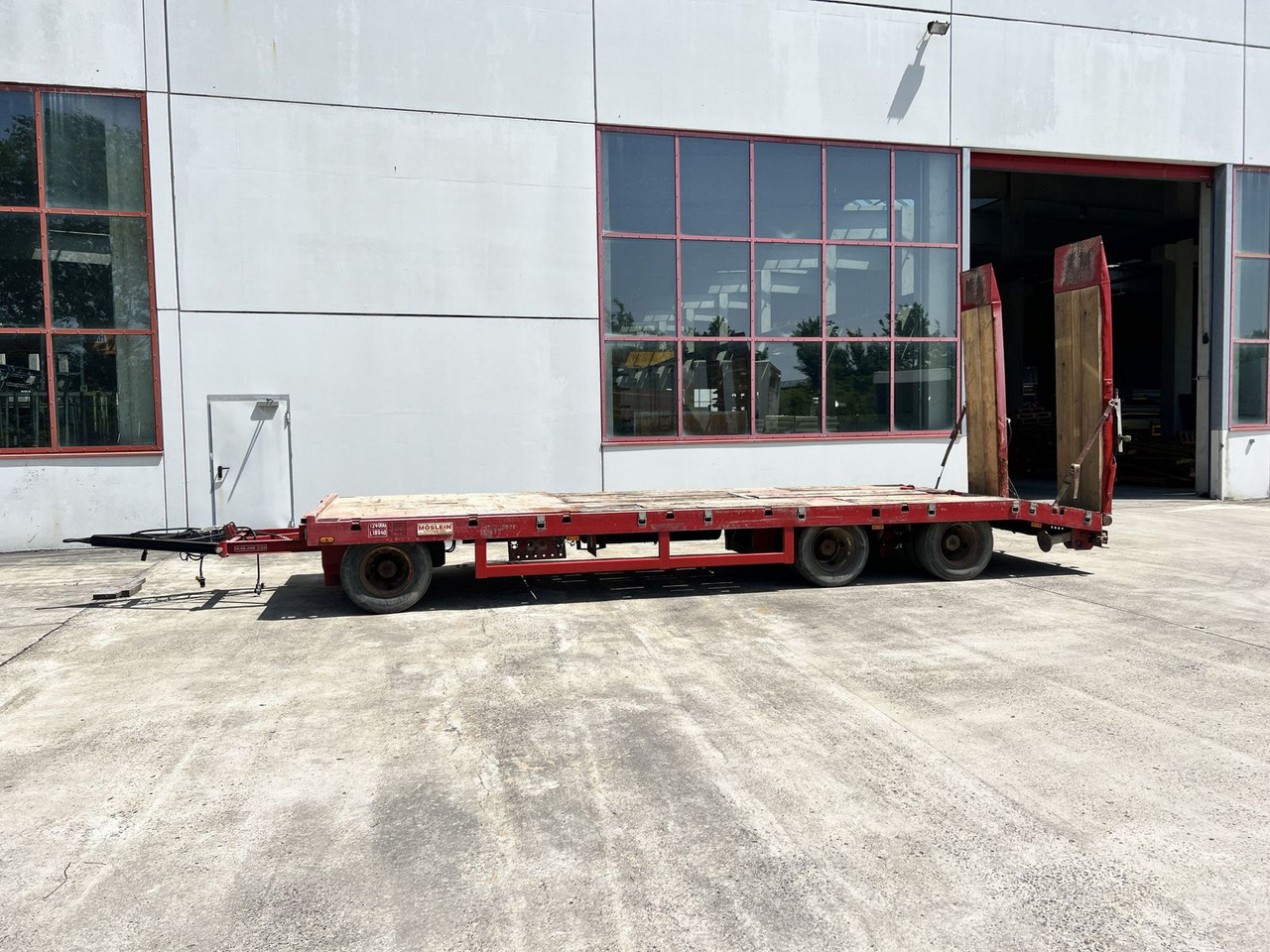 3 Achs Tiefladeranhänger mit gerader Ladefläche - مقطورة مسطحة منخفضة: صورة 1 3 Achs Tiefladeranhänger mit gerader Ladefläche - مقطورة مسطحة منخفضة: صورة 1