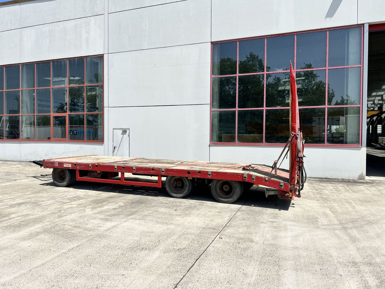 3 Achs Tiefladeranhänger mit gerader Ladefläche - مقطورة مسطحة منخفضة: صورة 2 3 Achs Tiefladeranhänger mit gerader Ladefläche - مقطورة مسطحة منخفضة: صورة 2