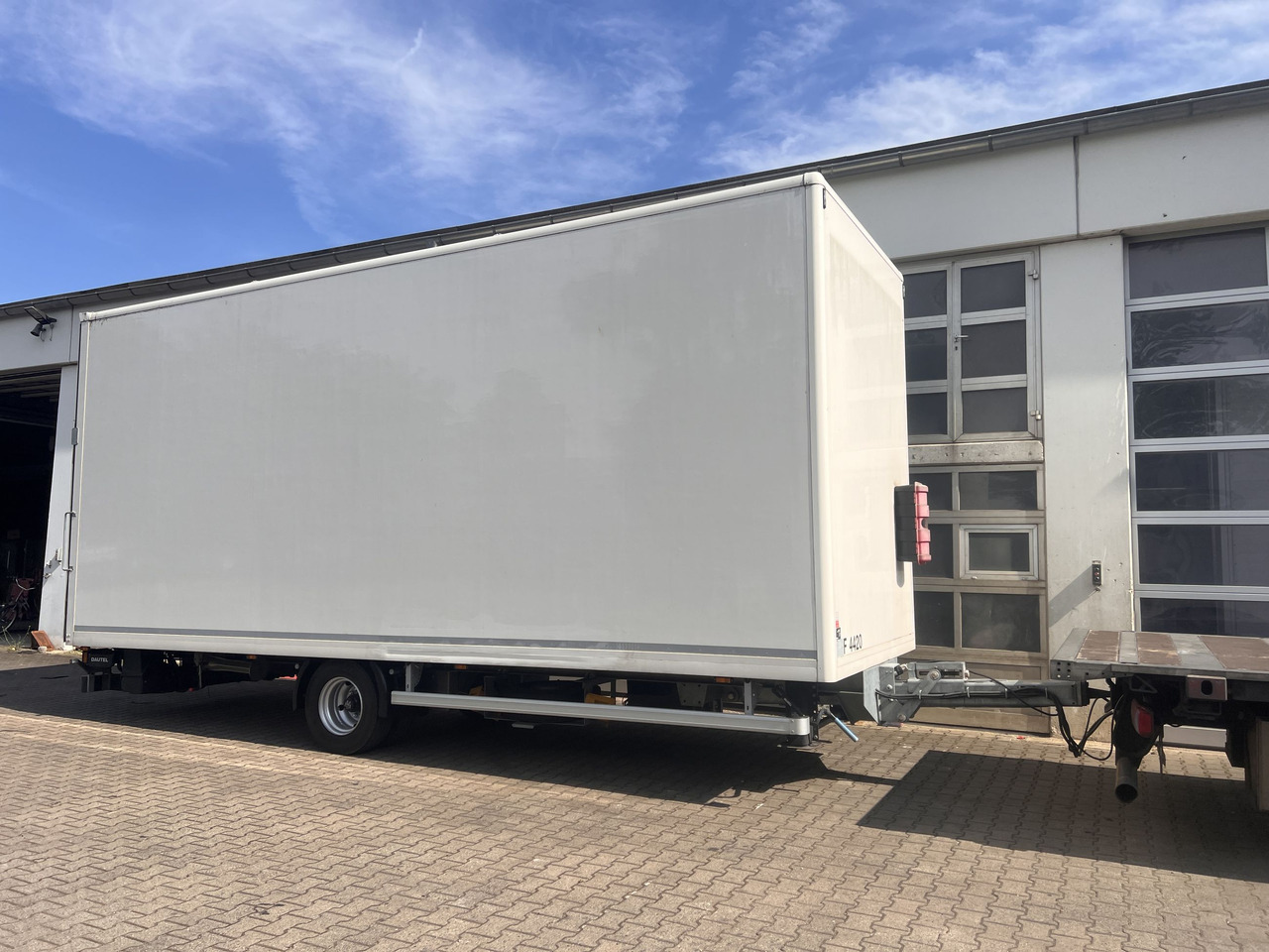 Ackermann Z-KA-F10.5/7,5 1 Achs Kofferanhänger mit Ladebordwand 10,5 t GG - مقطورة صندوق مغلق: صورة 3 Ackermann Z-KA-F10.5/7,5 1 Achs Kofferanhänger mit Ladebordwand 10,5 t GG - مقطورة صندوق مغلق: صورة 3